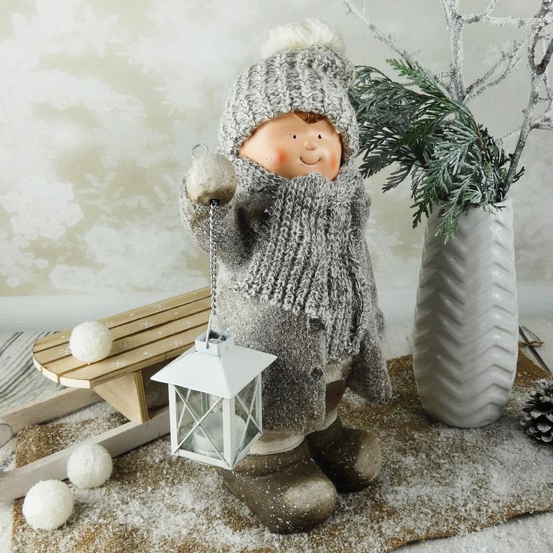 Vánoční figurka dítěte- velký kluk v hnědém zasněženém kabátku s lucernou, 42 cm