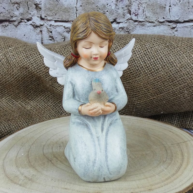 Figurka- klečící anděl v šedých šatech s ptáčkem, 12,5 cm
