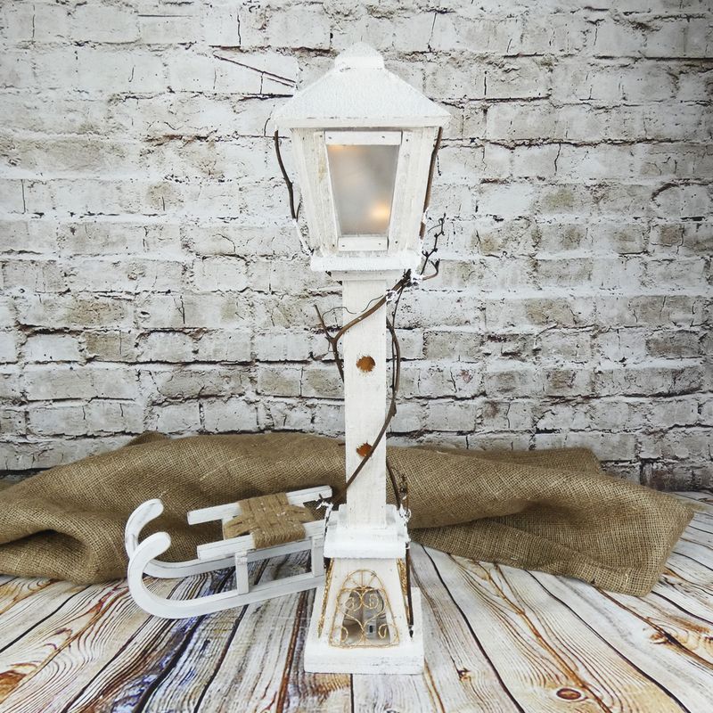 Zimní dekorace- bílá dřevěná pouliční lampa s LED osvětlením, 60 cm
