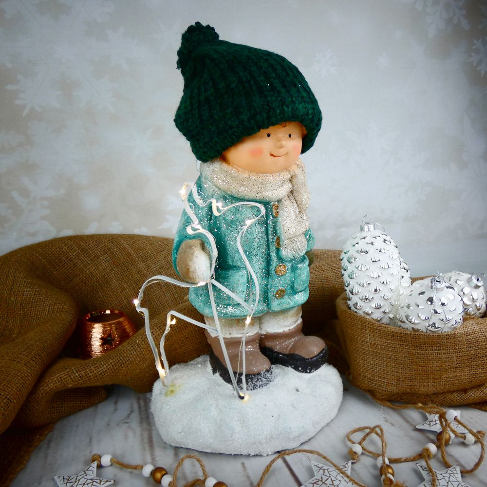 Zimní figurka dítěte- chlapeček v zeleném kabátku s LED sobem, 39 cm