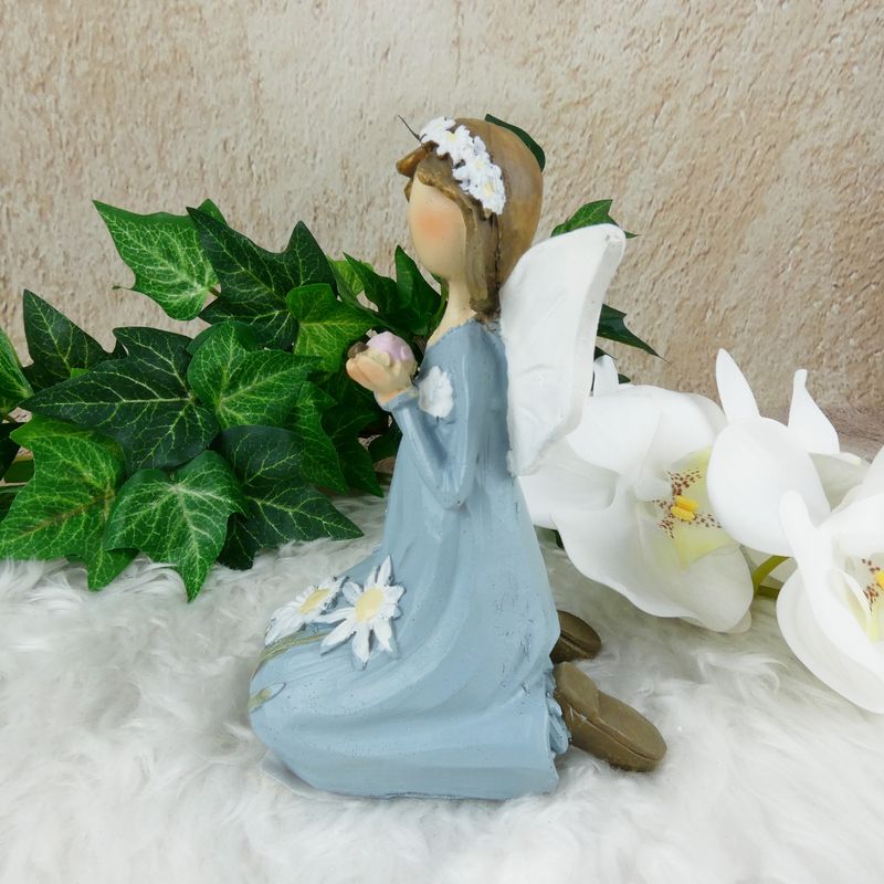 Klečící víla v modrých šatech držící berušku- 13 cm