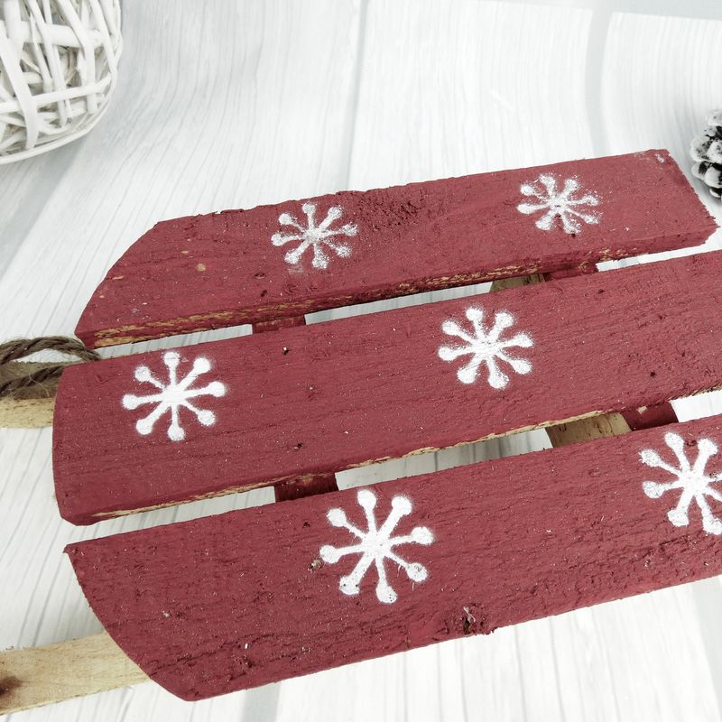 Dřevěné dekorační sáňky s potiskem vloček- délka 30 cm