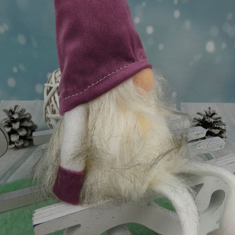 Vánoční skřítek s fialovou čepicí a dlouhýma nohama s LED světlem- 38 cm