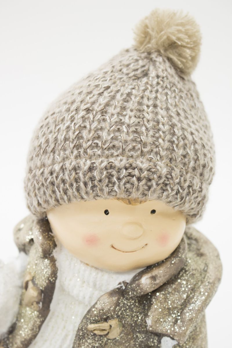 Figurka zimního dítěte- sedící kluk se sněhovou koulí, 39 cm