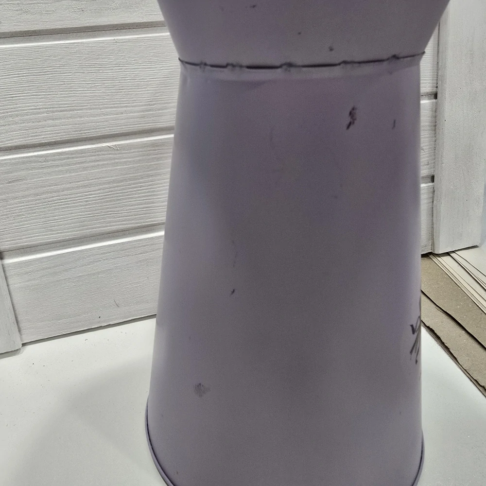 Fialový plechový dekorační džbánek s motivem levandule- 28 cm II. JAKOST
