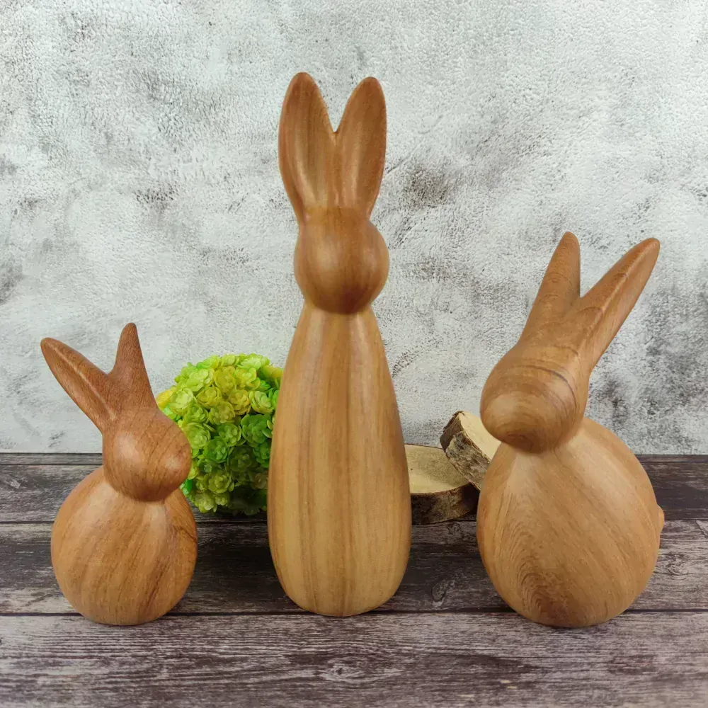 Dekorační keramický zajíček v dekoru dřeva- 13,5 cm