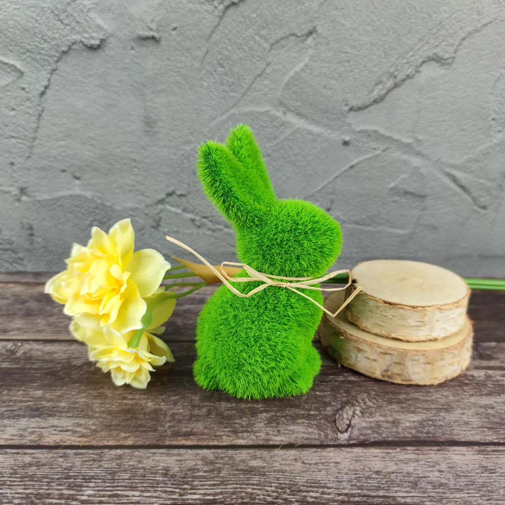 Zelený dekorační zajíc z umělé trávy- 12,5 cm