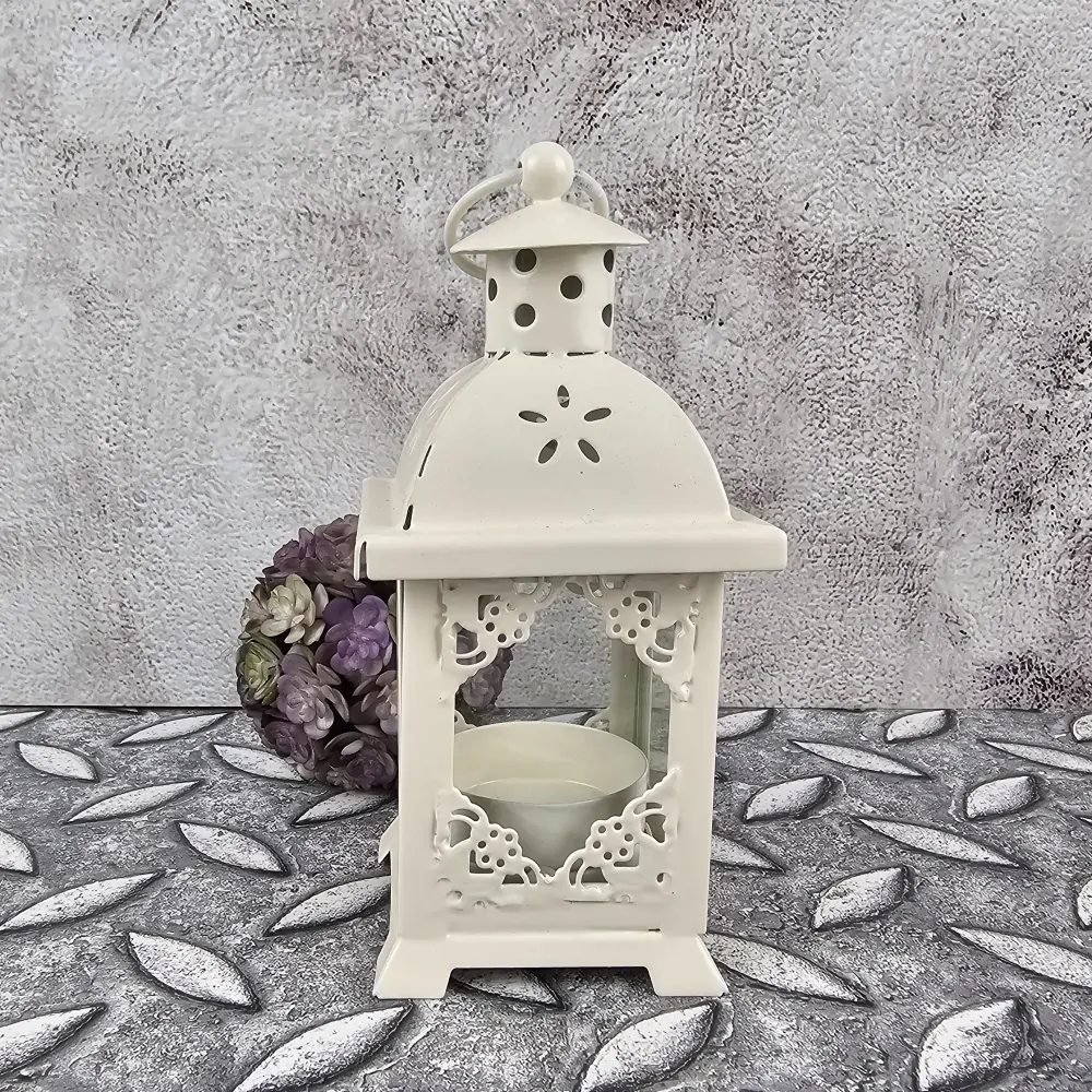 Malá plechová lucerna v bílé barvě- krajka v rozích, 14 cm