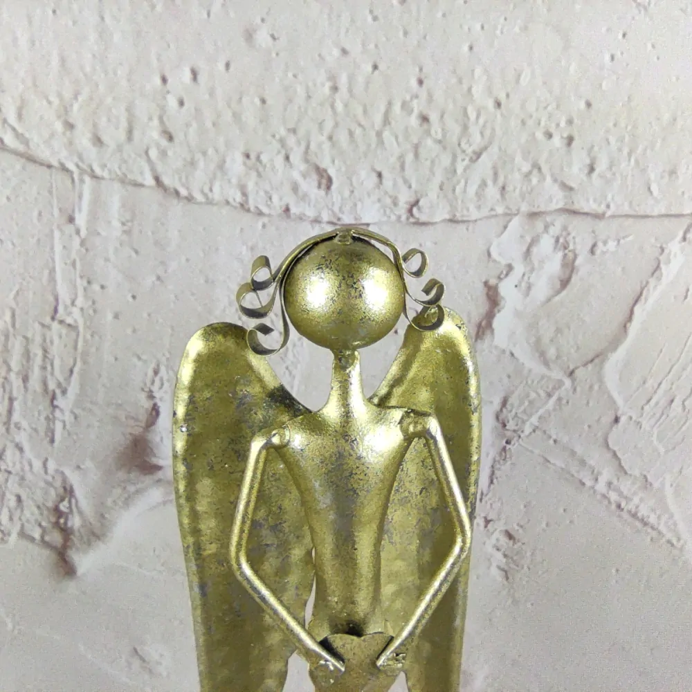 Plechový anděl se srdcem dole- zlatý s patinou, 39 cm