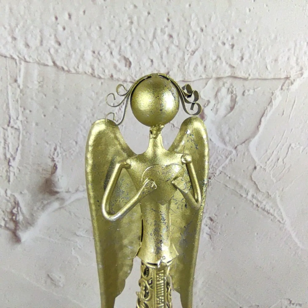 Plechový anděl se srdcem nahoře- zlatý s patinou, 39 cm