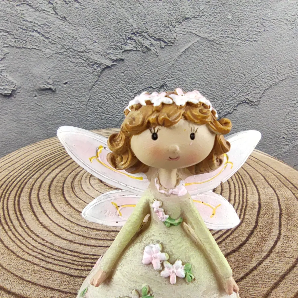 Sedící květinová víla v zelených šatech- 11 cm