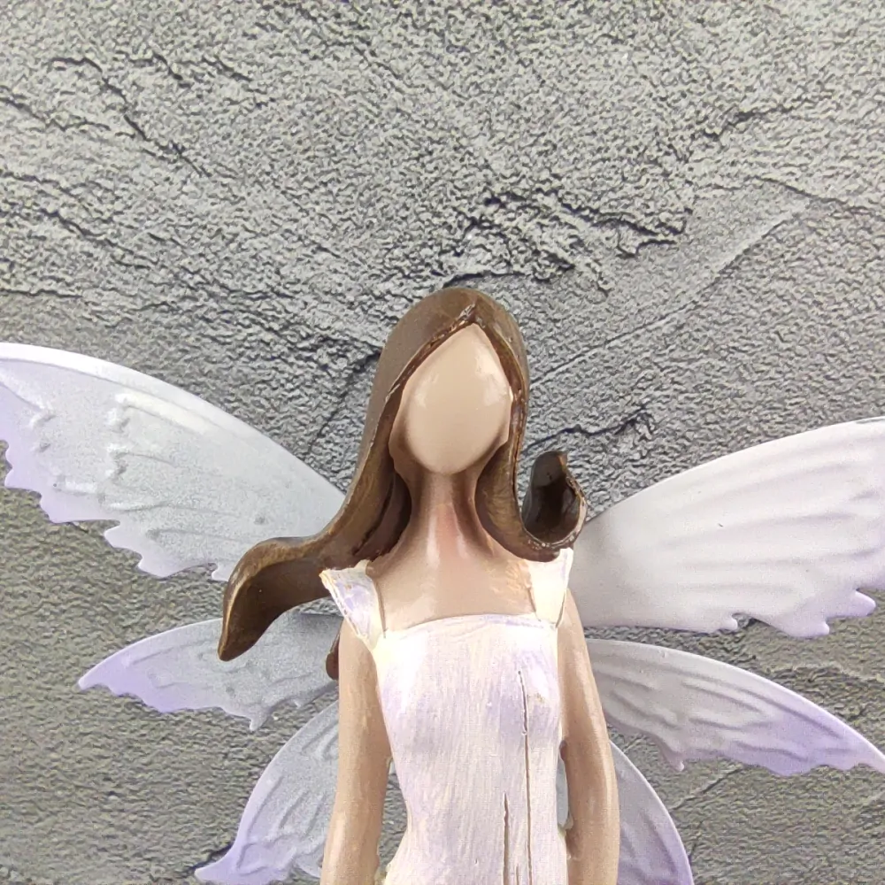 Fialková víla s plechovými křídly držící košík s květinami- 21 cm