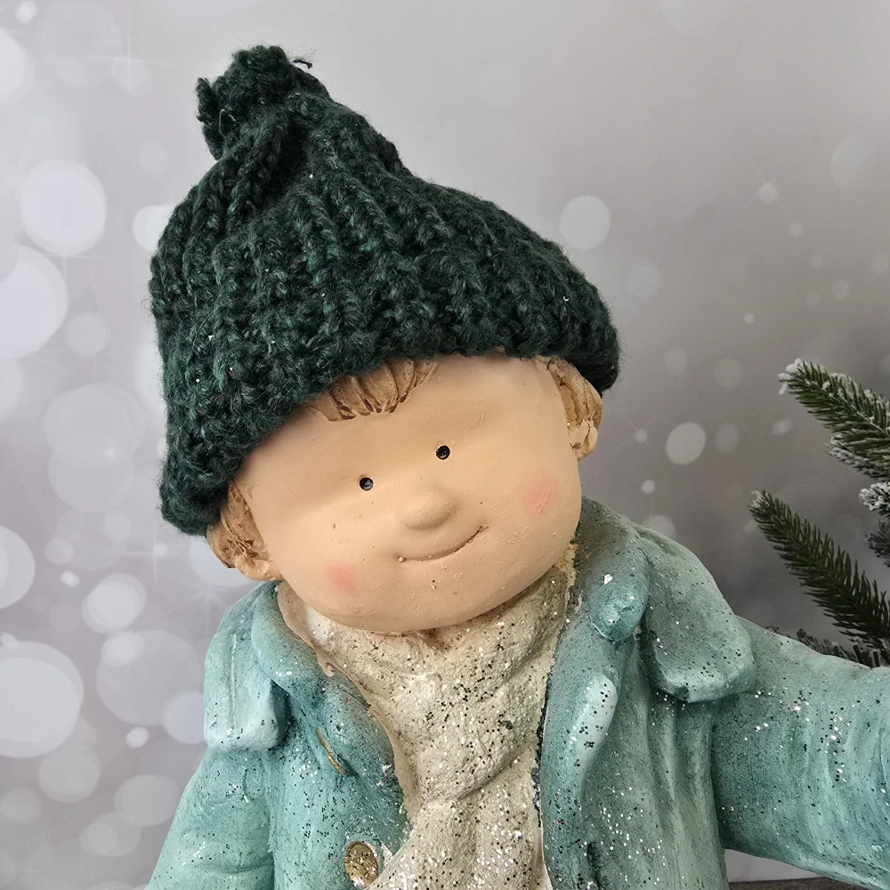 Vánoční figurka dítěte- kluk v zeleném kabátku s lucernou- 38 cm