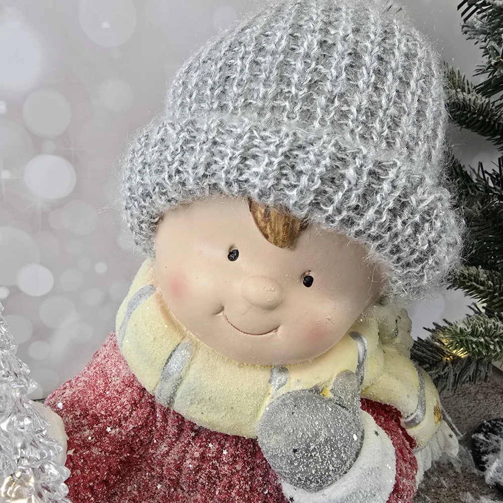 Figurka sedícího zimního chlapečka s LED svítícím stromečkem- 37 cm