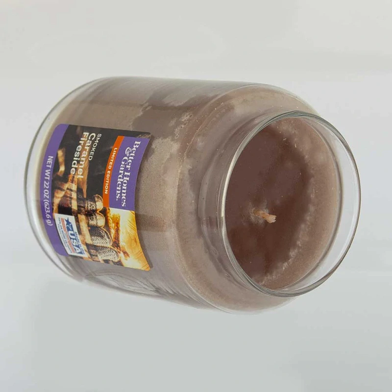 Vonná svíčka Better Homes & Gardens- Smoked Caramel Fireside- 623 g