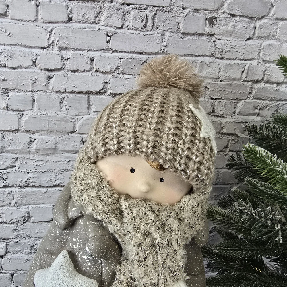 Vánoční figurka- zimní kluk v hnědém kabátku držící hvězdu- 45 cm II. JAKOST