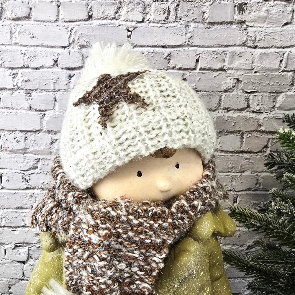 Vánoční figurka- zimní holka v zeleném kabátku držící hvězdu- 45 cm II. JAKOST