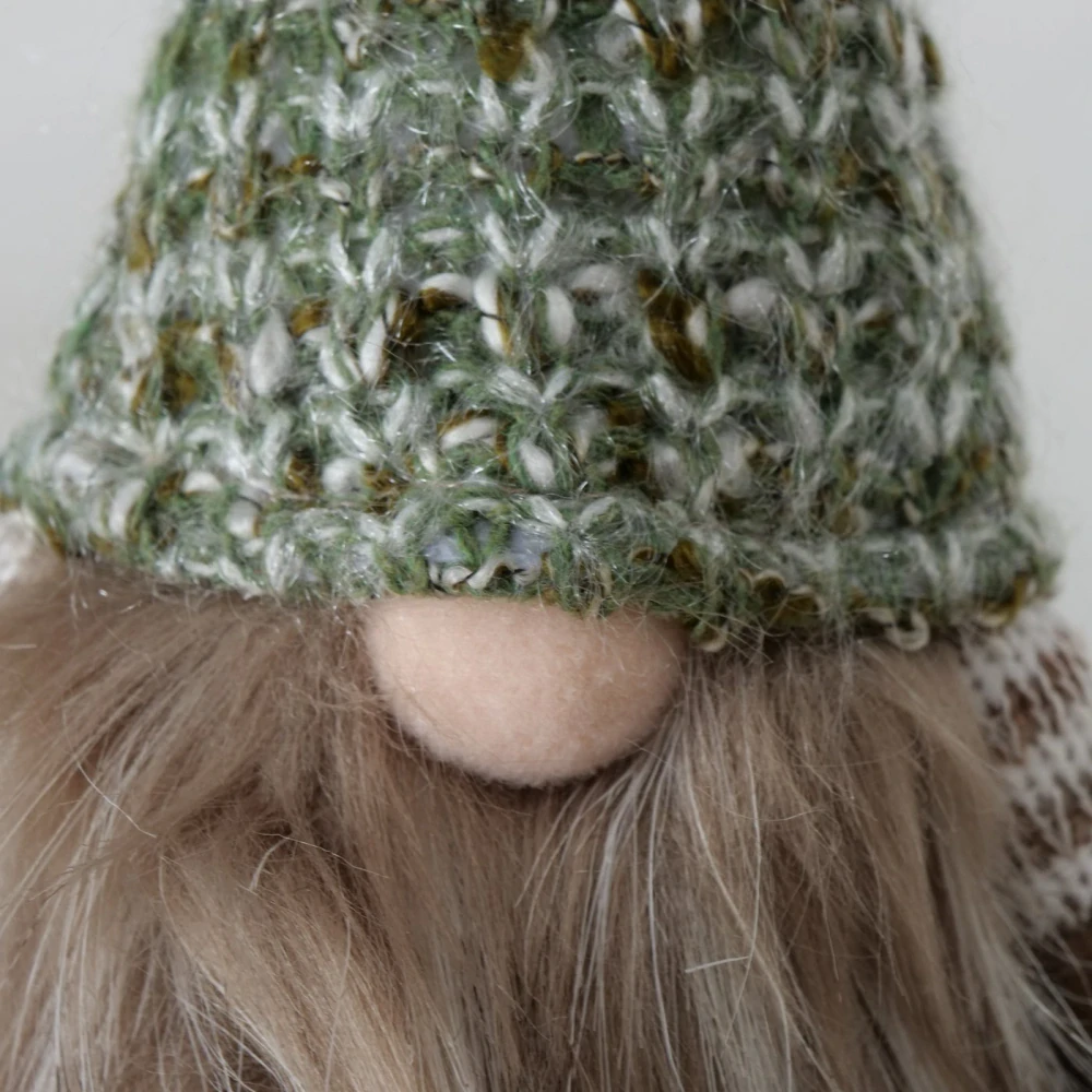 Zimní figurka- sedící skřítek v zelené čepici s dlouhýma nohama- 31 cm