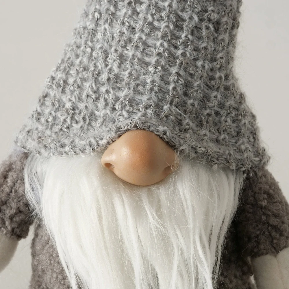 Vánoční figurka- sedící plyšový skřítek v šedé čepici- 44 cm