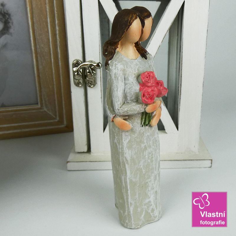 Figurka zamilovaný pár- žena držící květiny 14 cm