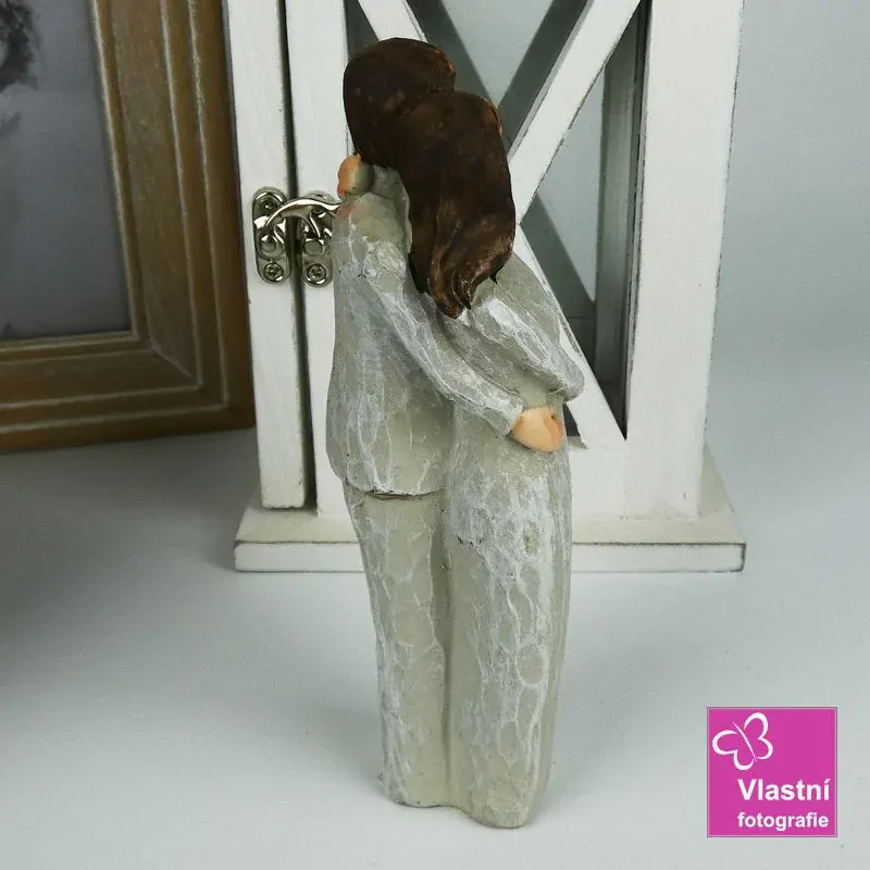 Figurka zamilovaný pár- muž objímající ženu 14 cm