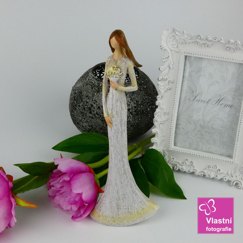 Soška- dáma v krémových šatech s květinami- 24 cm