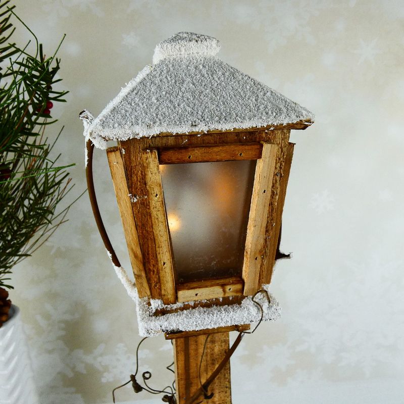 Zimní dekorace- dřevěná pouliční lampa s LED osvětlením, 60 cm