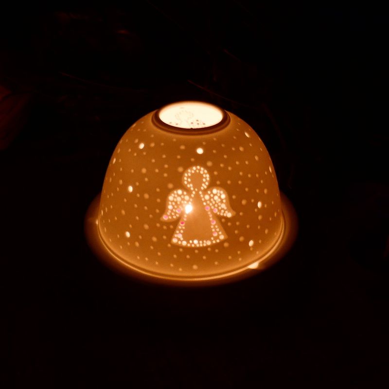 Bílý porcelánový svícen s andělem