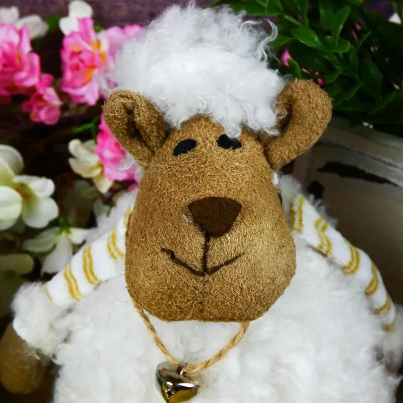 Jarní plyšová dekorace- ovečka s rolničkou, 20 cm