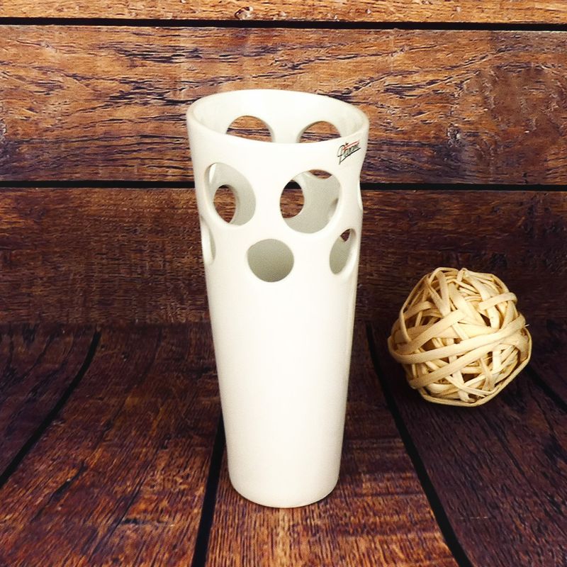 Bílá porcelánová váza s kruhovými výřezy- 24 cm