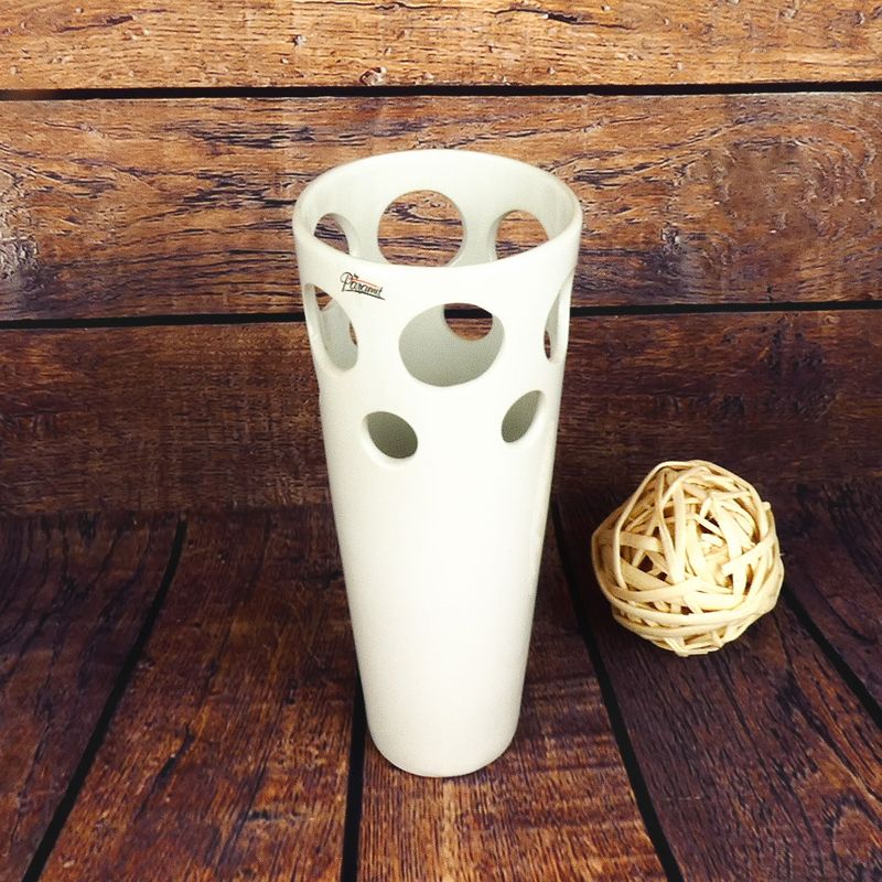 Bílá porcelánová váza s kruhovými výřezy- 29 cm