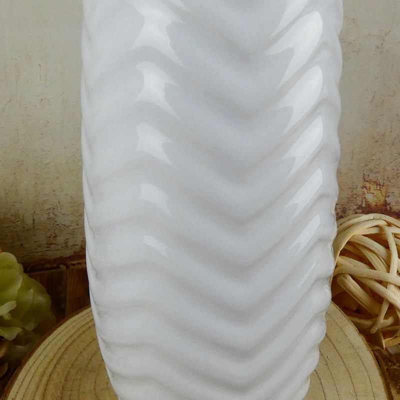 Vroubkovaná váza Adelin v bílé barvě- 30 cm