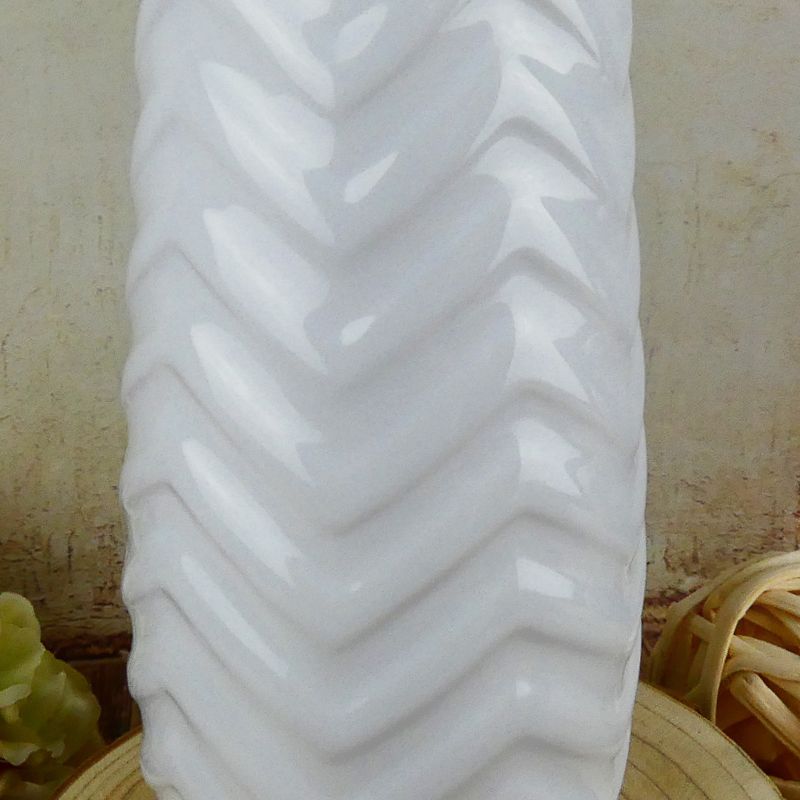 Vroubkovaná váza Adelin v bílé barvě- 25 cm