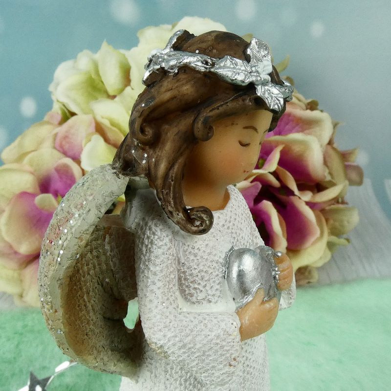 Andílek s věnečkem držící srdíčko- figurka 14 cm