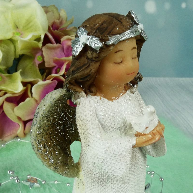 Andílek s věnečkem držící holubičku- figurka 14 cm