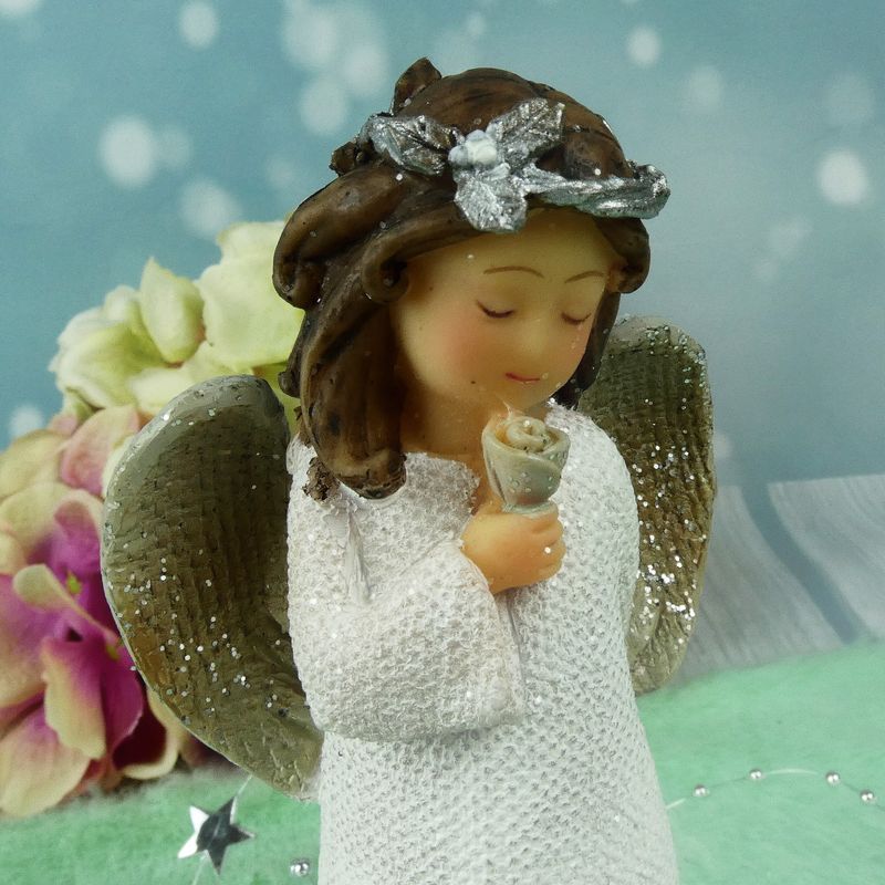 Andílek s věnečkem držící růžičku- figurka 14 cm
