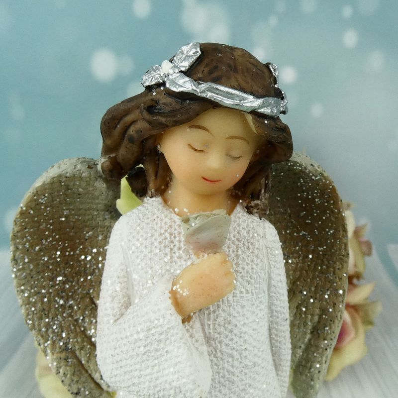 Andílek s věnečkem držící růžičku- figurka 19 cm
