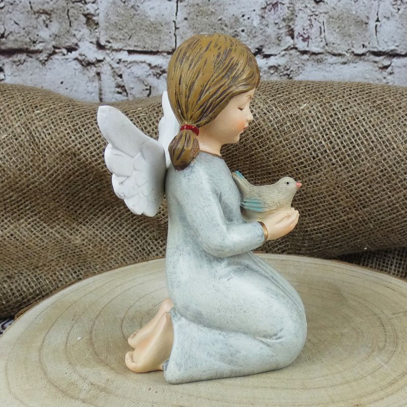 Figurka- klečící anděl v šedých šatech s ptáčkem, 12,5 cm