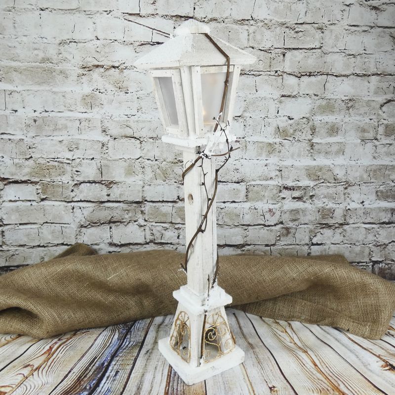 Zimní dekorace- bílá dřevěná pouliční lampa s LED osvětlením, 60 cm