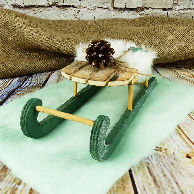 Dekorativní dřevěné sáňky s kožešinkou- 24 cm