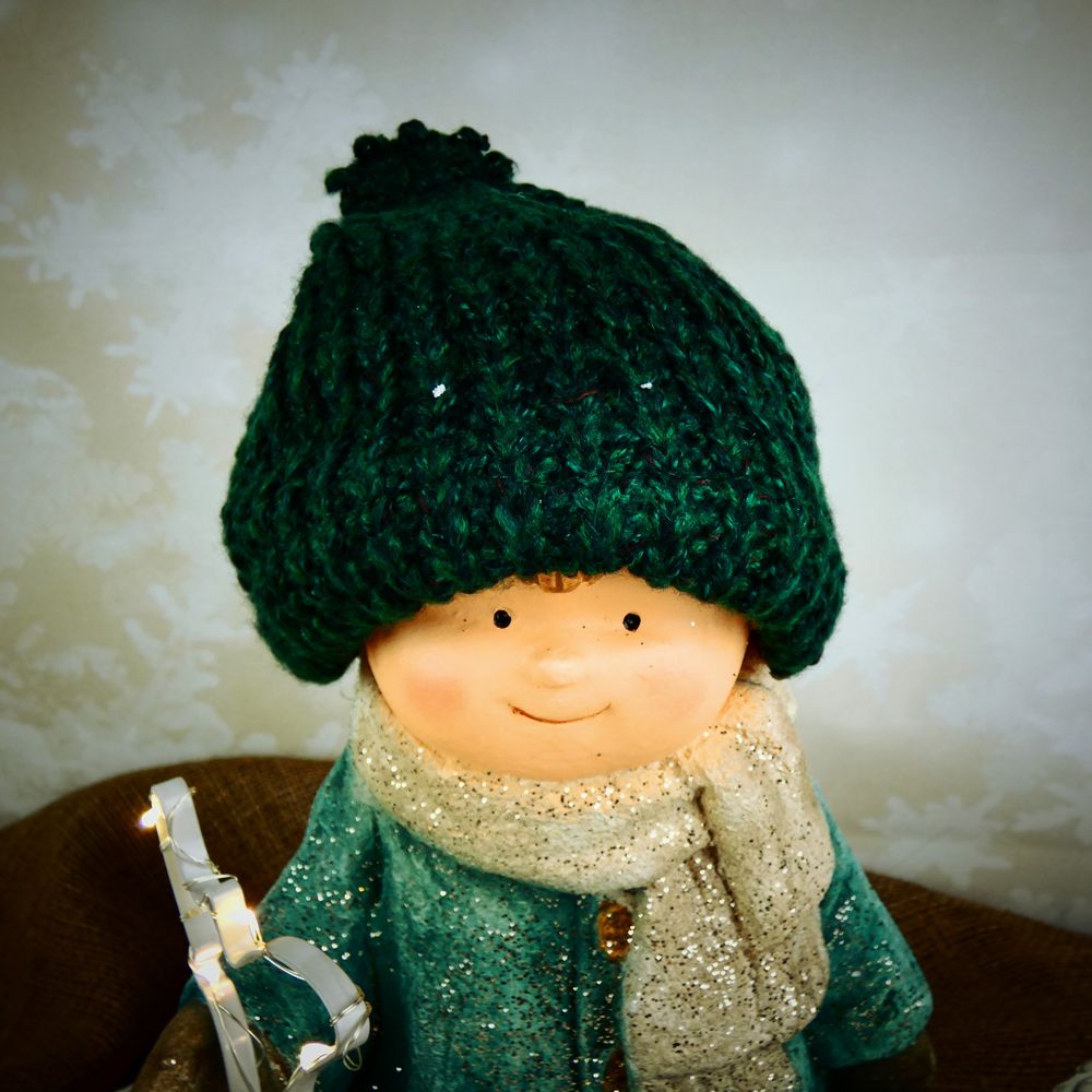 Zimní figurka dítěte- chlapeček v zeleném kabátku s LED sobem, 39 cm