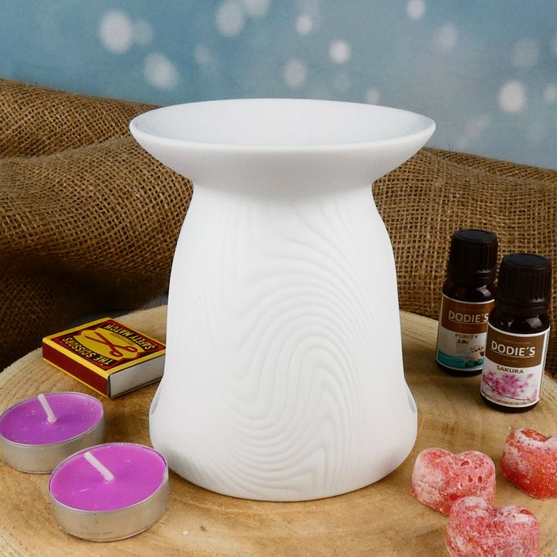 Bílá porcelánová aromalampa s matnou glazurou a vroubkovaným povrchem- 12 cm