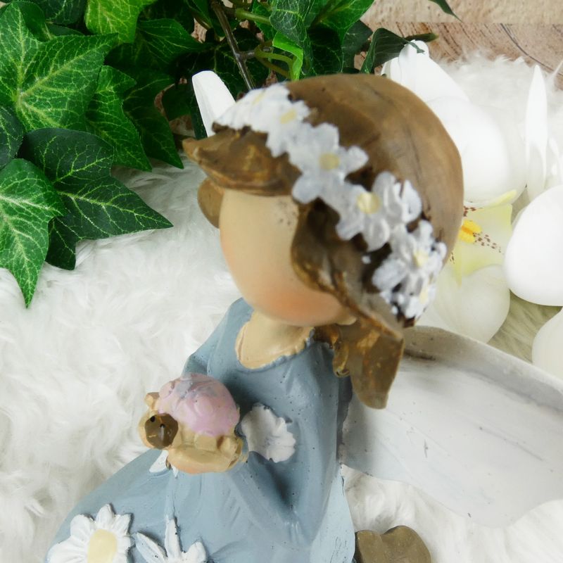 Klečící víla v modrých šatech držící berušku- 13 cm