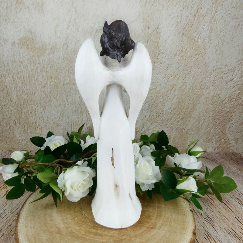 Krémová soška anděla se srdcem- 28 cm
