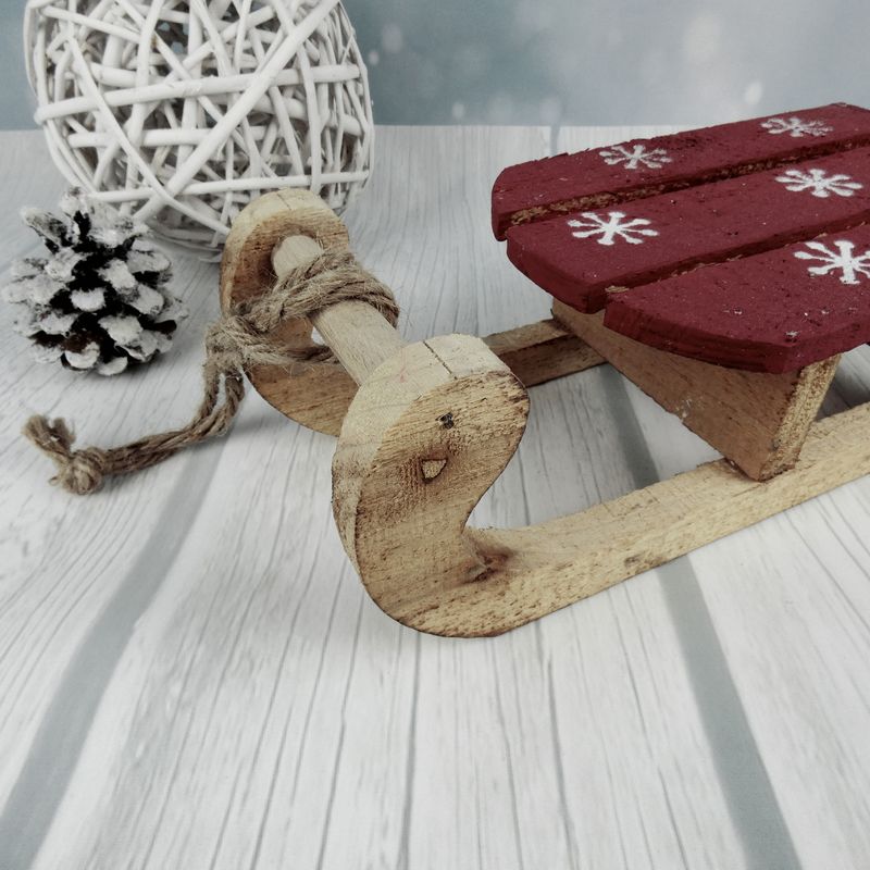 Dřevěné dekorační sáňky s potiskem vloček- délka 30 cm