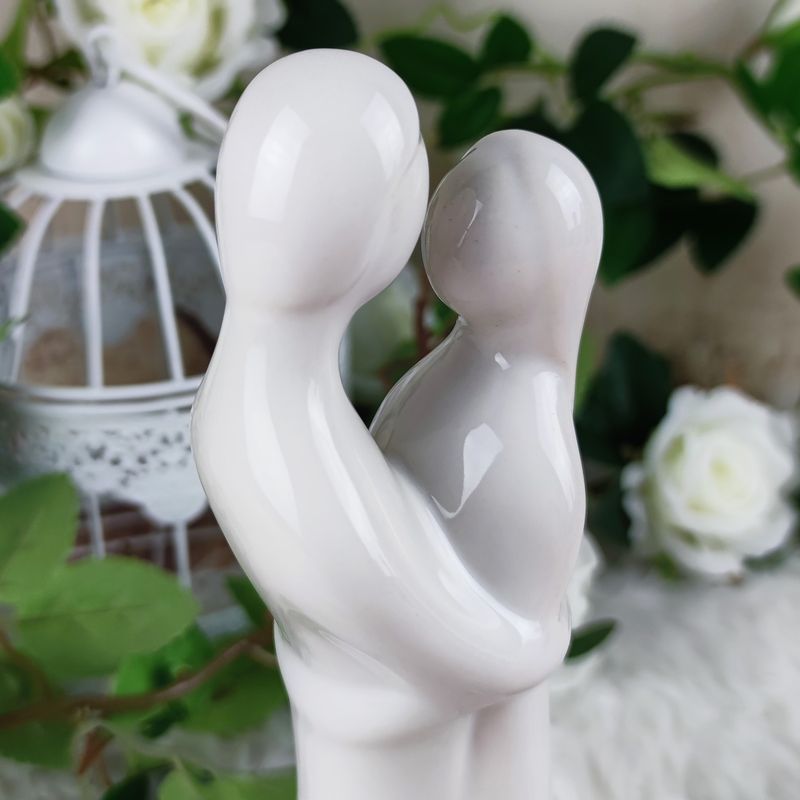 Porcelánová bílá soška- zamilovaná dvojice, 21 cm