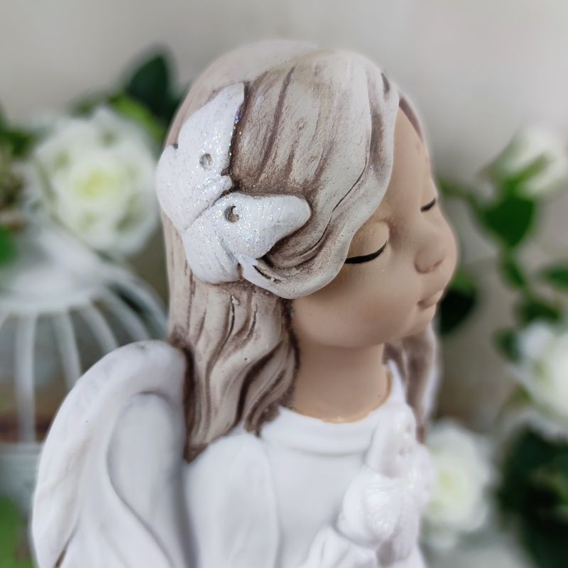 Bílý sádrový anděl Malgosia s motýlkem- 26 cm