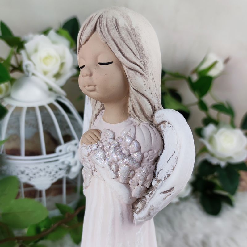 Béžový sádrový anděl Malgosia s květinami- 26 cm