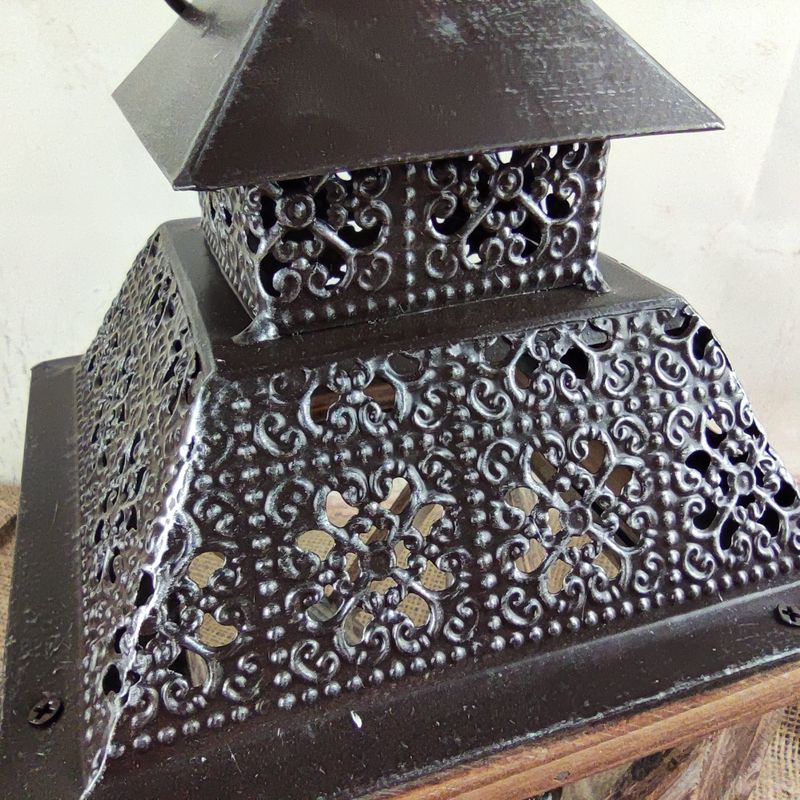 Dřevěná lucerna s hnědou plechovou stříškou- 37 cm