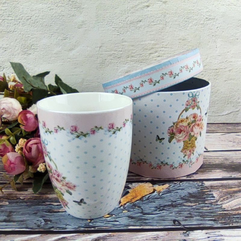 Porcelánový hrnek s motivem růžiček a motýlků- 300 ml